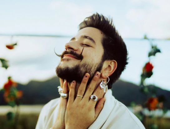¿Querés conocer el significado de los tatuajes y joyas de Camilo? Él mismo te lo cuenta