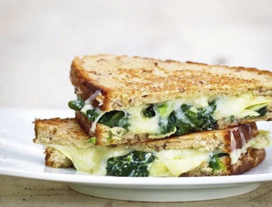 Delicioso "croque monsieur" de espinacas en pocos (y simples) pasos