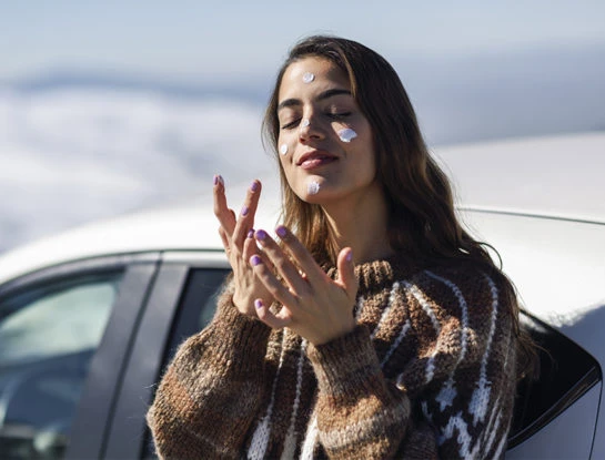 Las razones por las que deberías usar protección solar también en invierno