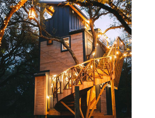 Una cabaña que parece una casa del árbol sacada de un libro de cuentos