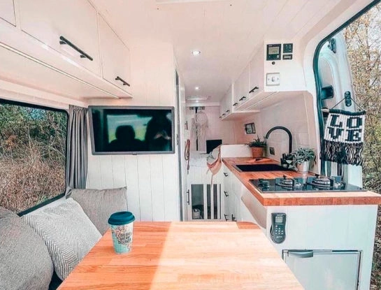 Una camioneta van convertida en una casa rodante: tiene detalles deco que te van a fascinar