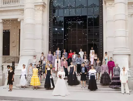 Paris Fashion Week: Chanel se animó a sumar colores al invierno 2022