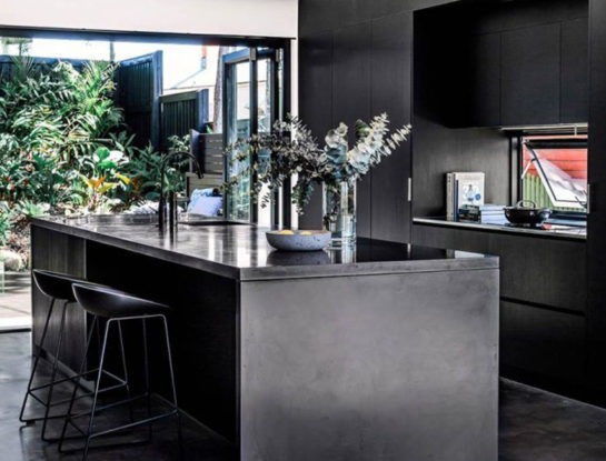¿Te imaginás en una cocina total black? Es la  última tendencia deco