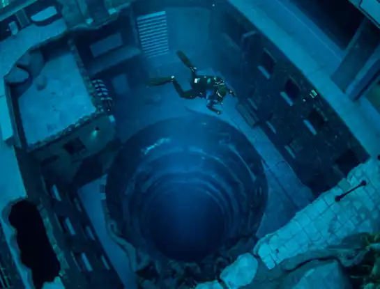 Conocé la piscina más profunda del mundo: está en Dubai y simula ser una enorme ciudad abandonada