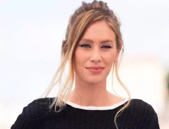 Dyan Penn, la hija de Sean Penn, sorprendió en la red carpet con 3 looks en blanco y negro