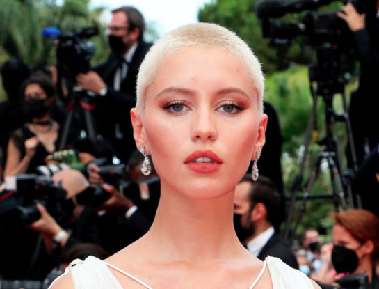 Iris Law, la hija de Jude Law,  pasó por Cannes con nuevo look y vestido de novia