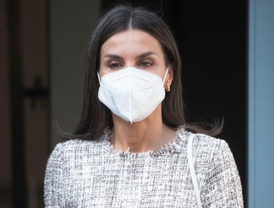 Volvieron los espadrilles a los looks de Letizia, ¡los amamos!