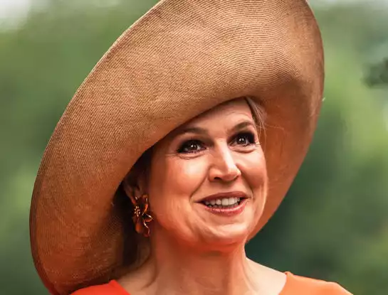 Máxima eligió el color de su reinado y con sombrero incluído demostró que es la reina del look