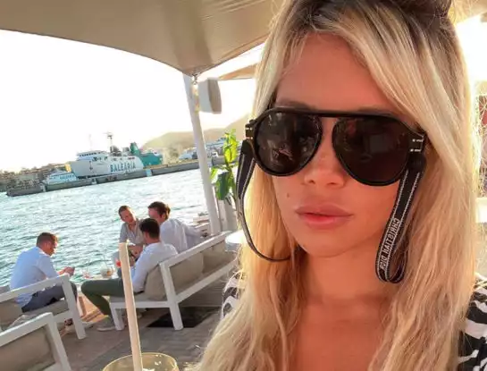 Vestidos largos con zapatillas, uno de los secretos de estilismo de Wanda Nara