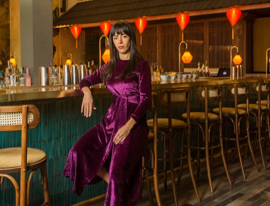 Retrato de Eme Carranza: la mente creativa detrás de la deco y el diseño de los bares y restaurantes más top