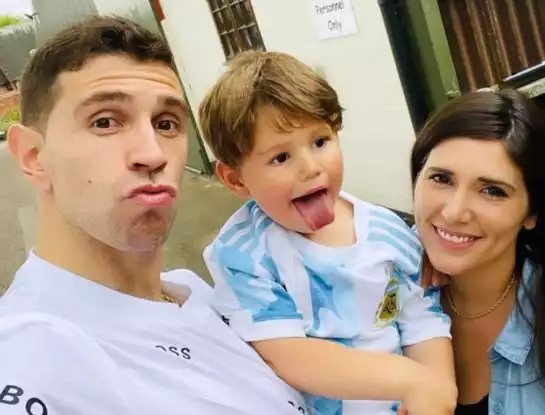 ¡Emocionante! Emiliano "Dibu" Martínez se reencontró con su familia y conoció a su hija