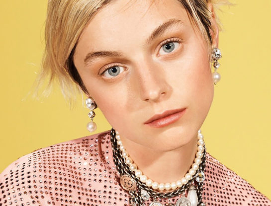 Del corpiño a la campera con piel y el pasamontaña: Emma Corrin cambia de roles fuera del set para la campaña de Miu Miu