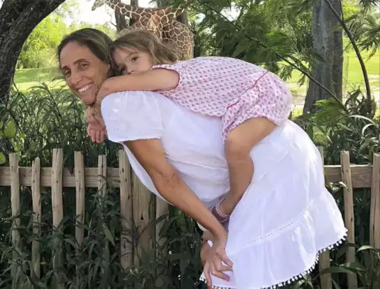 Stella, la niña de 7 años rescatada bajo los escombros del Champlain Tower por su papá bombero,  fue hallada al lado del cuerpo de su mamá, Graciela Cattarossi: "Estaban durmiendo juntas... Eran inseparables"