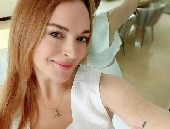 Lindsay Lohan reveló en sus redes que estaba de novia y luego se arrepintió: quién es el joven afortunado que la acompaña hace dos años