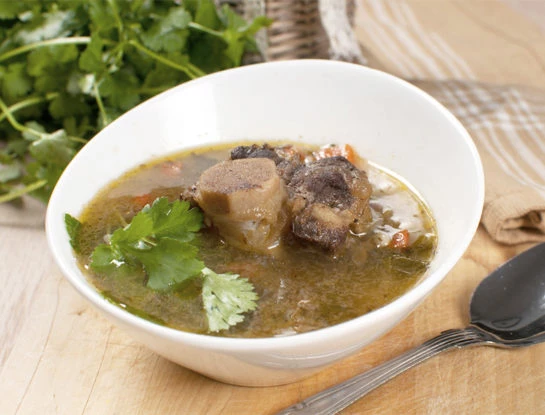 Caldo de huesos: el súper alimento de moda que aporta colágeno y beneficia la salud