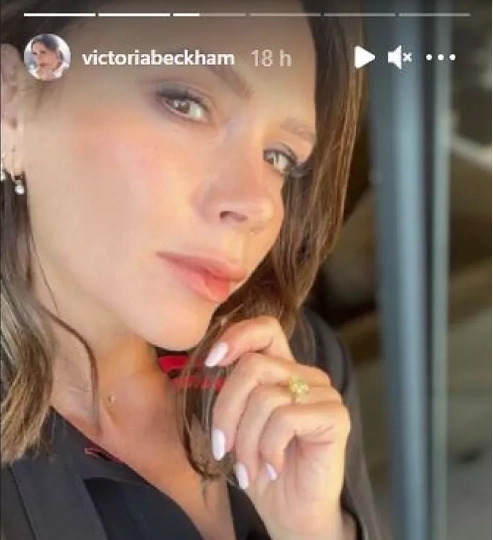 Victoria Beckham nail art blanco