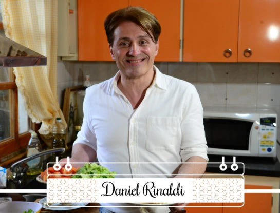 #LaRecetaFamosa: Daniel Gómez Rinaldi nos invita a su casa para sorprendernos con una suprema a las hierbas con crema de puerros