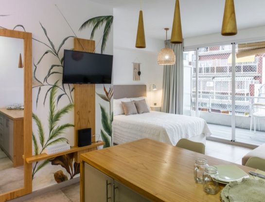 Pocos metros: 7 recursos e ideas que se destacan en un monoambiente de 33 m2