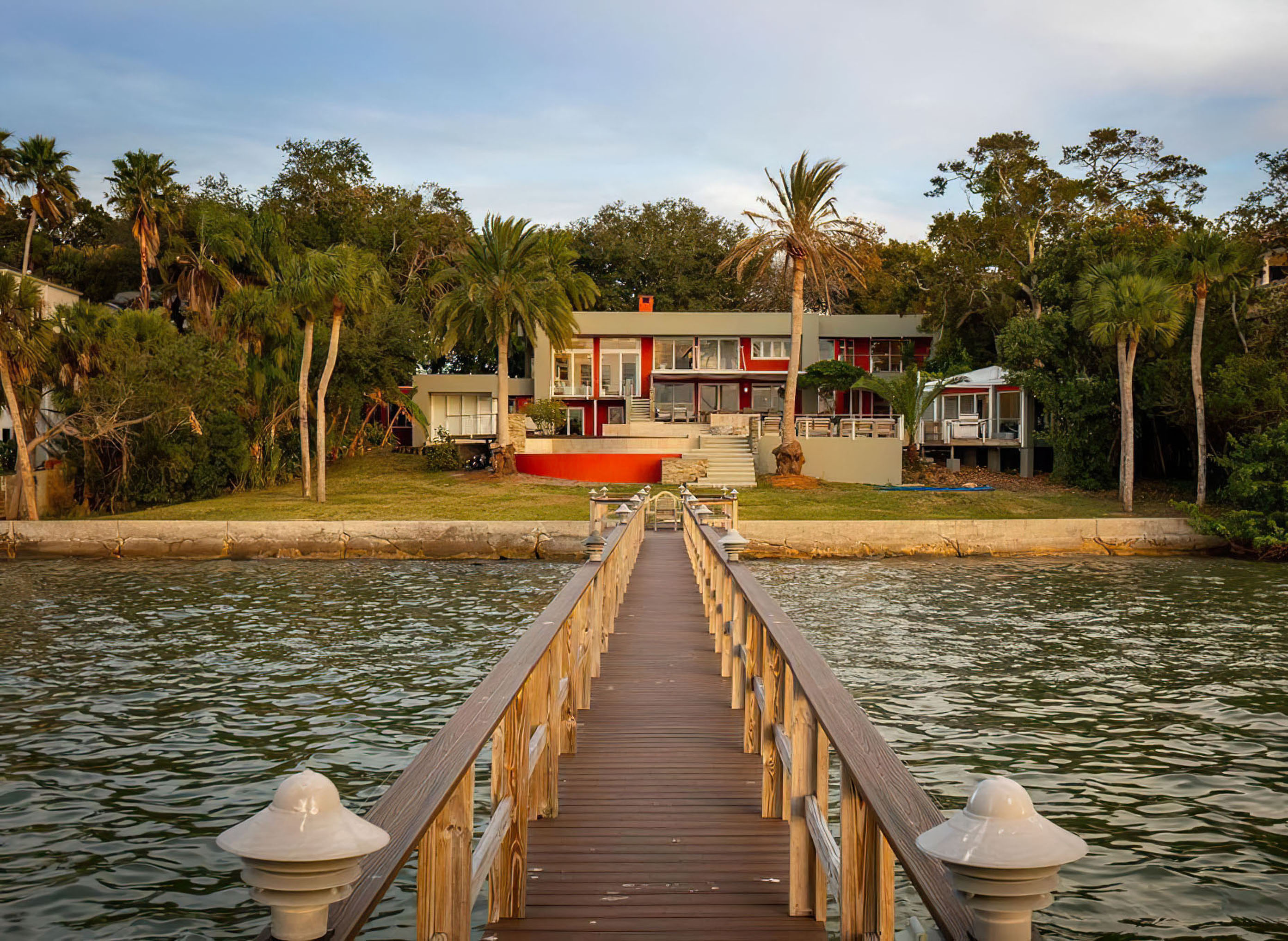 Casa De John Travolta Por Dentro John Travolta vendió su lujosa casa en la que vivió con su mujer Kelly  Preston: tiene 5 habitaciones, muelle privado y vistas fascinantes –  Revista Para Ti