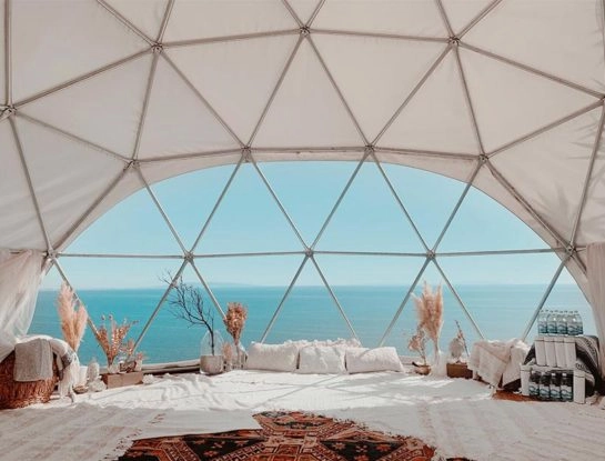 ¡Divino! Un glamping con estilo boho chic y vistas directas hacia el mar