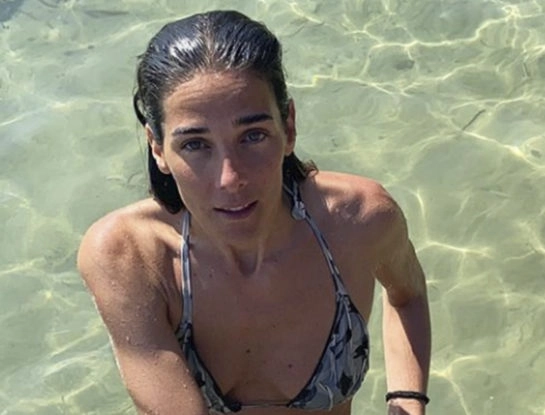 La primera foto de Juana Viale en Europa: pasó el día de playa con Ámbar, su hija