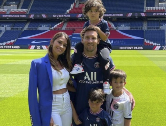 Los hijos de Messi hicieron su propio show en la presentación del jugador en el PSG: vistieron camisetas de club y se pelearon por la pelota