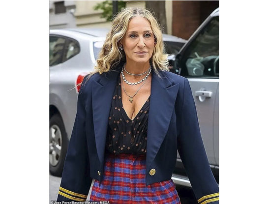 Sarah Jessica Parker sumó una camisa blanca oversize a su look athleisure
