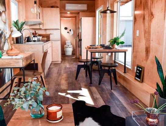 Recorrido deco por una tiny house con la madera como protagonista y toques industriales
