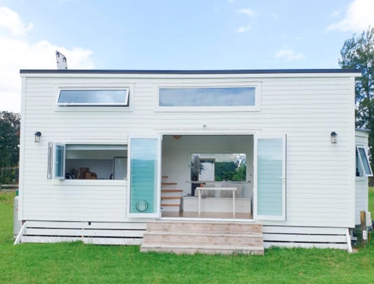 Una tiny house rodante con el blanco y la madera como protagonistas, ¡tiene detalles deco que te van a encantar!