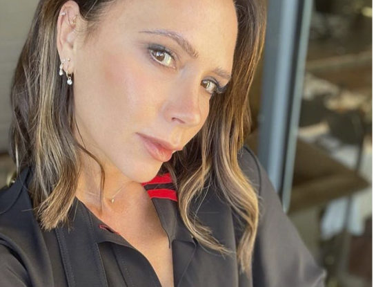 Victoria Beckham lleva la manicura (simple y elegante) que será una de las tendencias de la temporada que viene