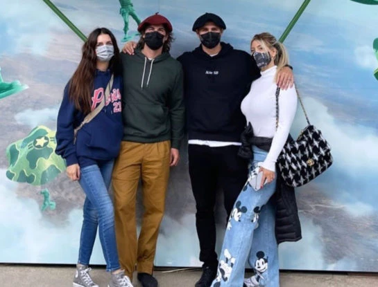 Las fotos del divertido paseo de Wanda y Zaira Nara con sus maridos en París
