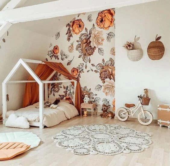 Una habitación infantil de estilo boho con papel pintado