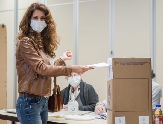 Analía Maiorana eligió una prenda muy especial para ir a votar