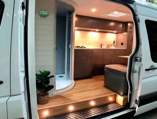 Inspirate con la transformación de una camioneta van convertida en una mini casa rodante súper moderna y funcional: ¡quedó divina!