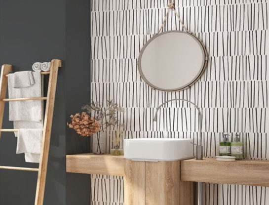 Los empapelados conquistan los cuartos de baño: tips para elegir el correcto y cómo aplicarlo