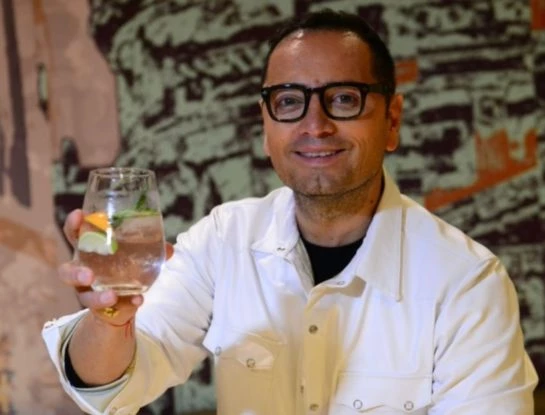 #LaRecetaFamosa: Fabián Medina Flores prepara uno de los tragos de la temporada con tips que lo hacen único