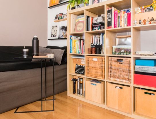 Recorremos el moderno departamento con terrazas de una diseñadora de muebles