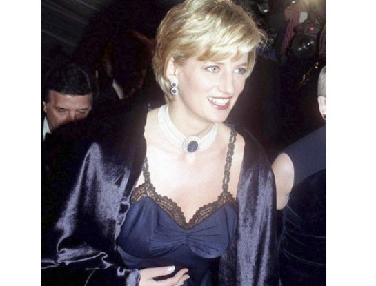 El vestido lencero con el cual Lady Di escandalizó a la prensa en el Met Gala de 1996, hoy sería toda una tendencia