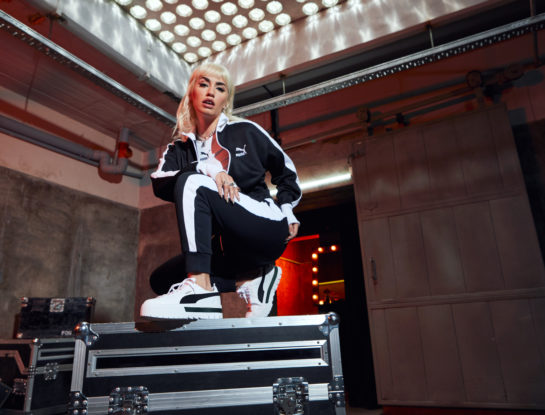 Lali Espósito y Dua Lipa tienen las sneakers que son tendencia: cómo combinarlas para lograr un outfit canchero