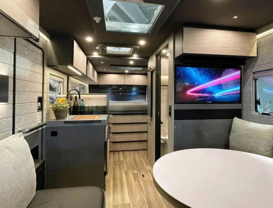 Así es por dentro el lujoso motorhome "5 estrellas" que conquista Instagram