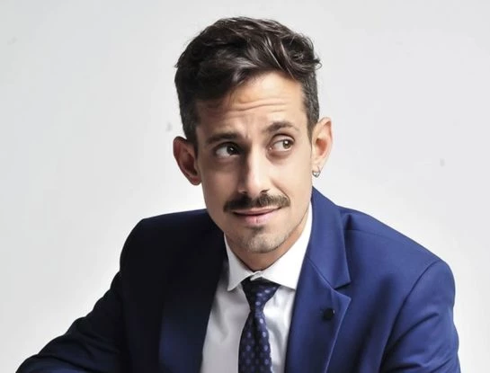 Quién es Soy Rada, el nuevo conductor de El Trece que busca mantener el éxito de Darío Barassi: tiene 37 años, es mago y está casado con una humorista