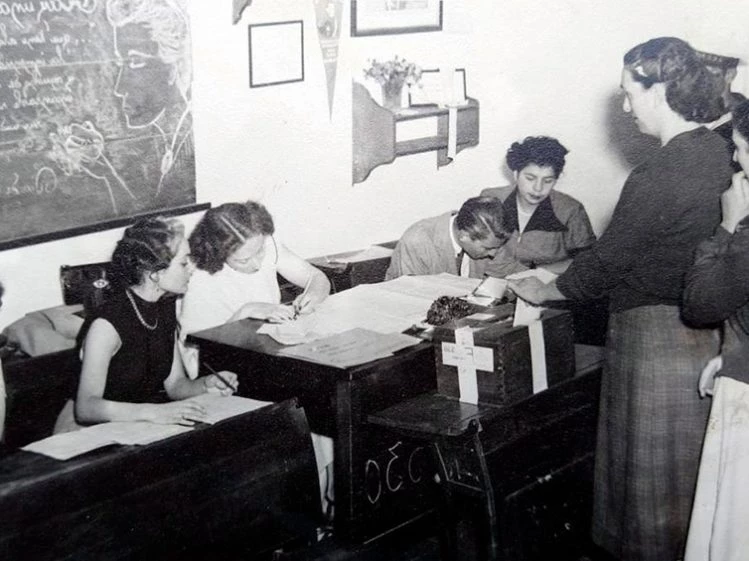 Voto, mujeres, 74 años