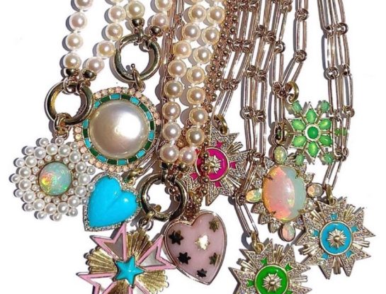 Rescatá de tu alhajero todo lo que puedas: colgarse cadenas, perlas, dijes y mucho colores es la consigna trendy de la temporada