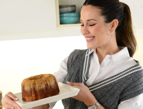 #LaRecetaFamosa: Luli Fernández nos abre las puertas de su casa para enseñarnos a preparar un budín de vainilla azucarado
