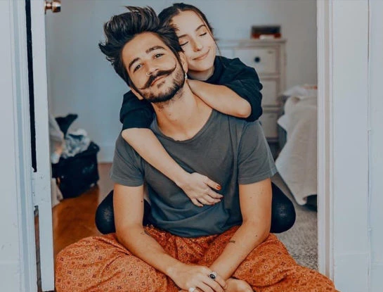 La historia de amor de Camilo y Evaluna Montaner: se conocieron en 2014, él le propuso casamiento en un cine y hoy anunciaron con un video que esperan un hijo