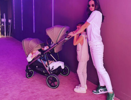 Cuánto sale el espectacular cochecito gemelar con el cual la China Suárez sale tranquila con sus hijos a pasear por Madrid