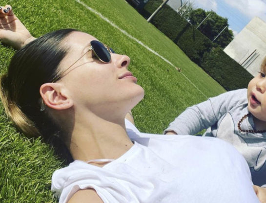 ¡Inmutable! Aseguran que la China Suárez, un día después del comunicado dirigido a Wanda Nara, "está bien, tranquila: no le importa nada lo que está pasando"