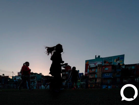 Qué es La Nuestra, el club sin techo que "transforma vidas" gracias al fútbol femenino