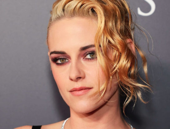 Kristen Stewart deslumbró con su look de fiesta en el estreno de la película "Spencer"