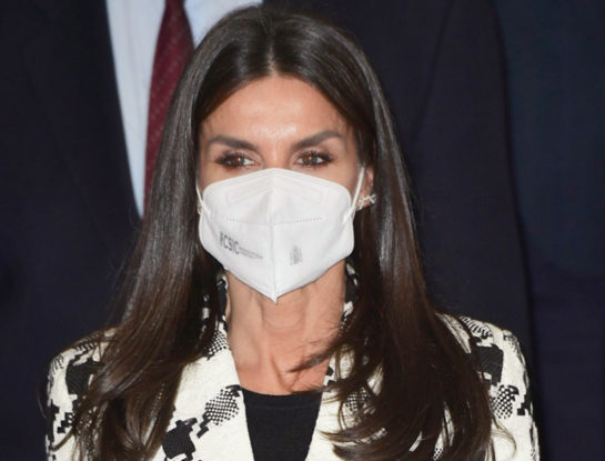 Letizia nos enseña cómo combinar un pantalón de eco cuero y lograr un look perfecto para ir a trabajar